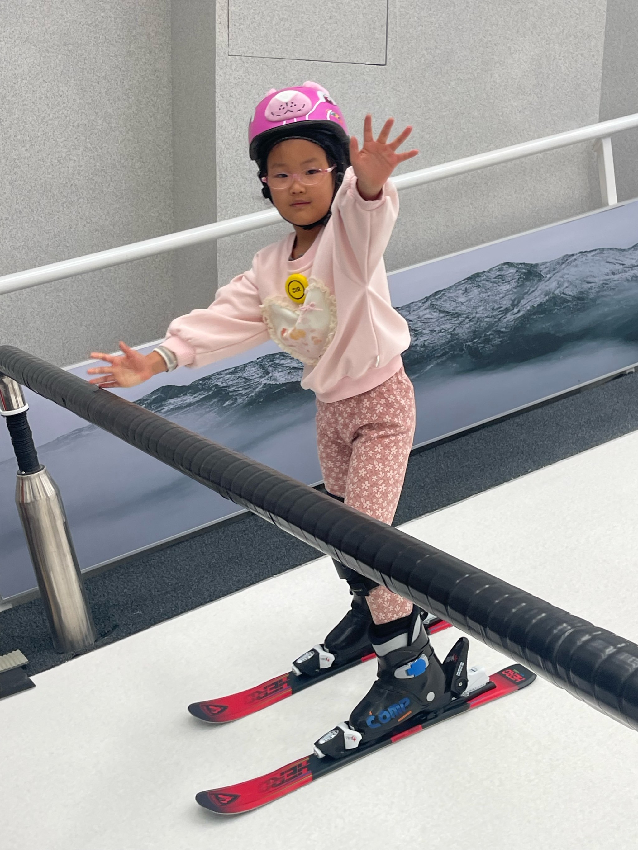 华体会登录-新加坡女子滑雪选手飘逸滑下雪道