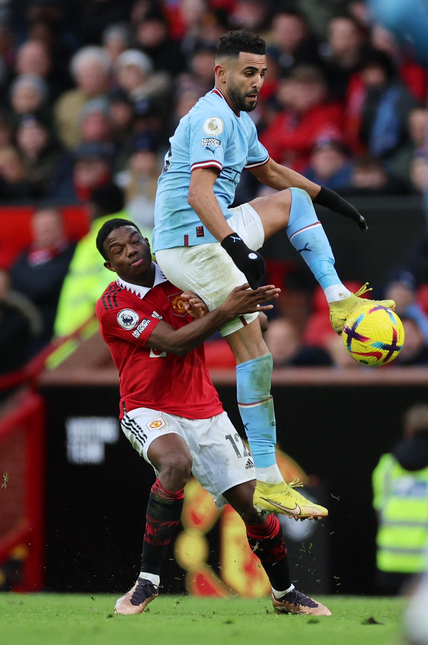 华体会网址-足球赛场上球员技艺高超，助球队获胜