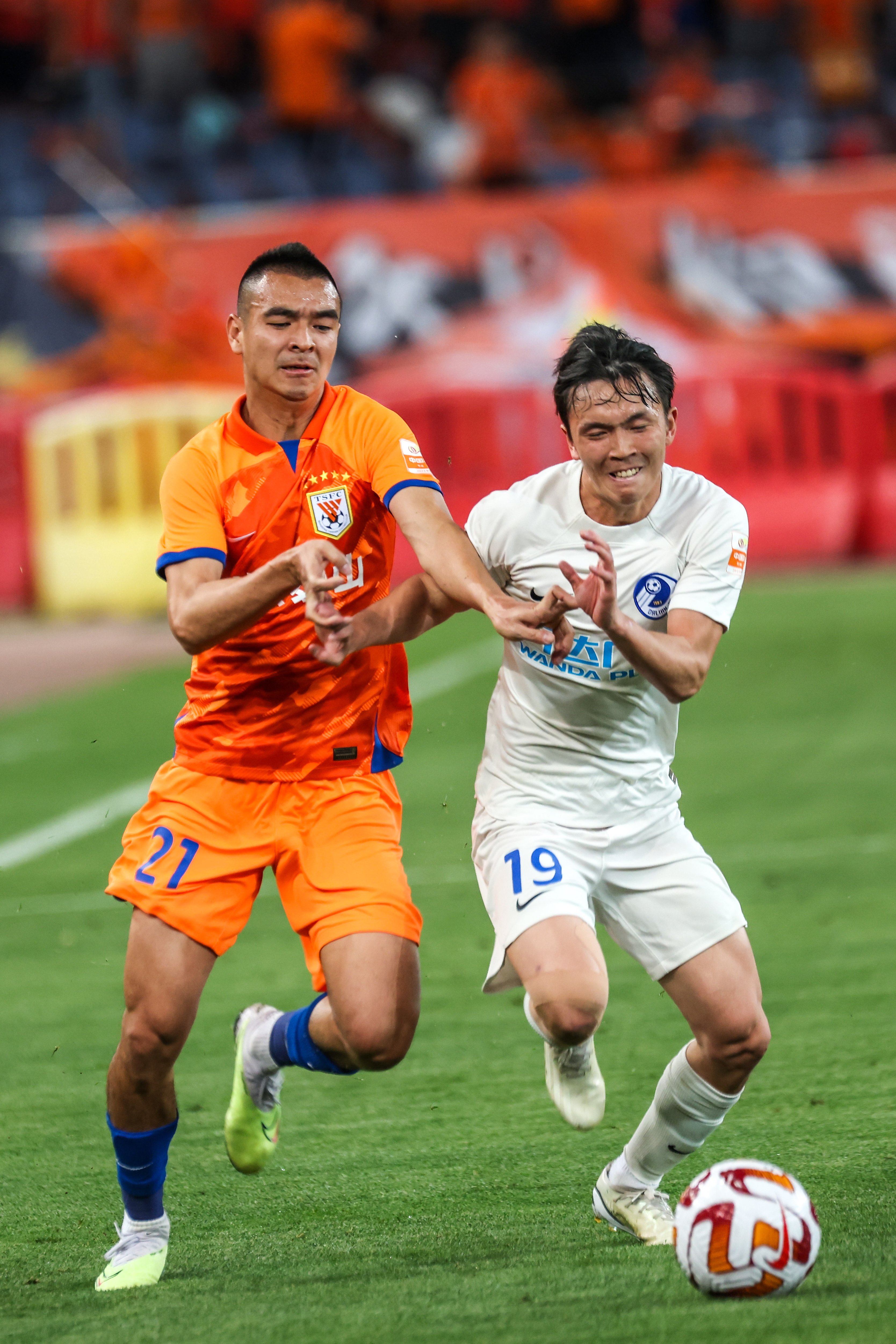 足球赛场上球员技艺高超,助球队获胜 足球赛场上球员技艺高超,助球队获胜